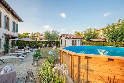Villa a Lucca con Piscina e Vista Campagna