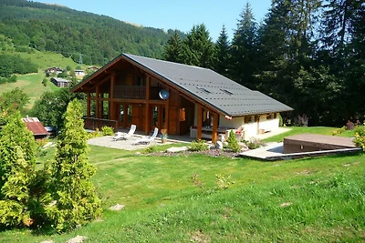 Sonniges Chalet in Les Gets mit Whirlpool