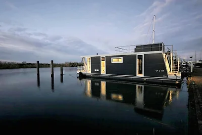 Drijvende lodge met terras in Lelystad