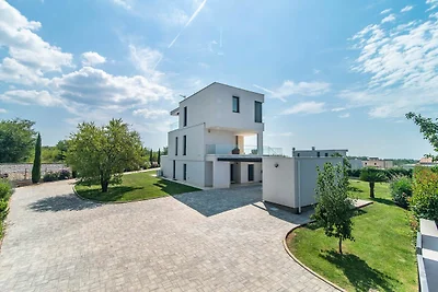 Luxuriöse Villa mit Pool und Seeblick