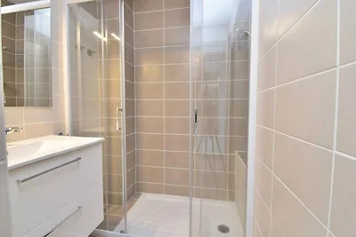 Apartment in Grau du Roi mit Garten