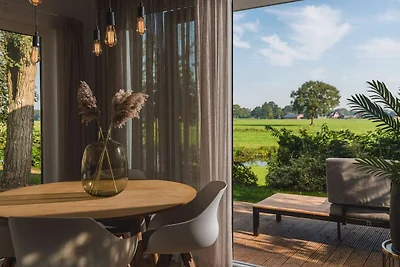 Malerische Lodge am Flussufer mit Whirlpool