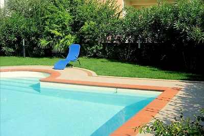 Plüsch-Ferienhaus in Lazise mit Pool