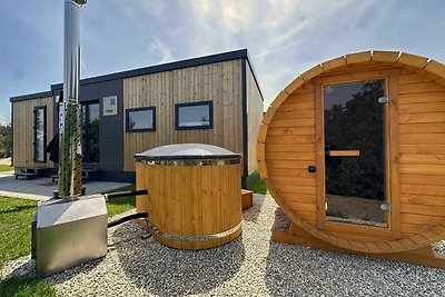 Tinyhouse  con sauna e vasca idromassaggio.