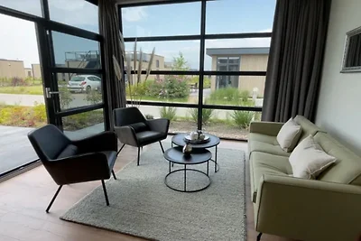 Modernes Ferienhaus mit dekorativem Kamin