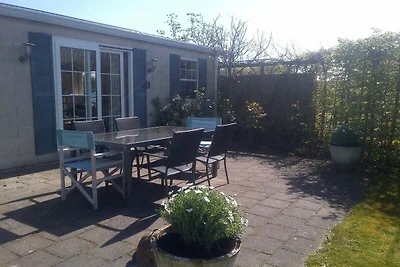 Bungalow am Wasser mit Terrasse
