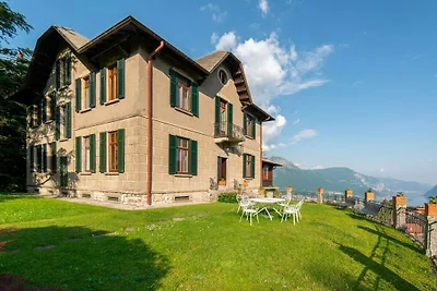 Villa in Civenna mit Balkon und Barbecue