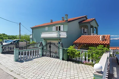 Geräumige Wohnung in Senj mit Swimmingpool