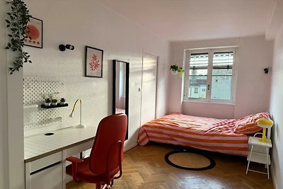 Camera accogliente in un accogliente appartam...