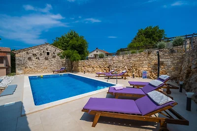 Villa tranquilla a Rakalj con piscina