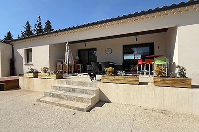 Villa mit Pool und Jacuzzi nahe Châteauneuf-d...