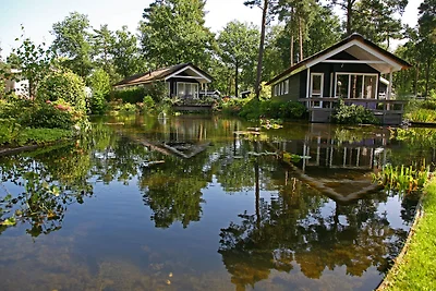 Haus auf Wasser, umgeben von der Natur...