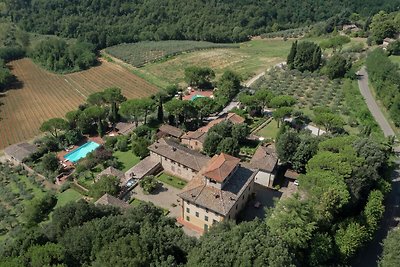 Dom 5 km od Sieny w górach, basen i ogród