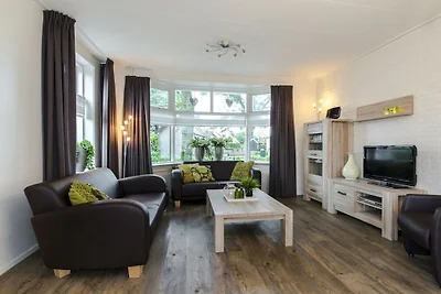 Ferienhaus in Nes mit Schwimmbecken