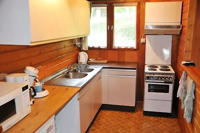 Gemütliches Ferienhaus mit Ofen in grüner...