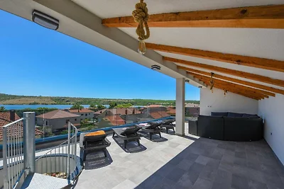 Villa mit Meerblick in Strandnähe in...