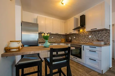 Charming and Tranquil Kastel Gomilica Apartme...