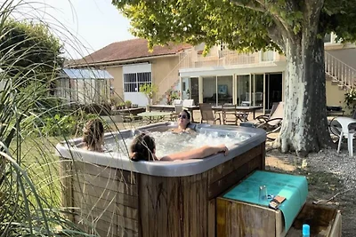 Helle Wohnung mit Pool und Spa