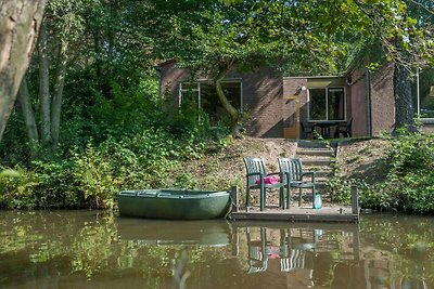 Neu gestalteter Bungalow am Wasser mit Ruderb...