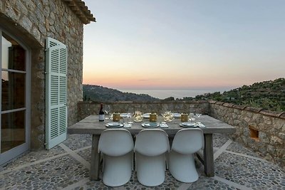 Elegante casa vacanze con vista su Deia