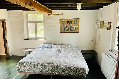 Bauernhaus in der Nähe des Waldes in...