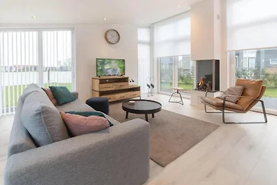 Chalet moderno sull'acqua in un parco vacanze