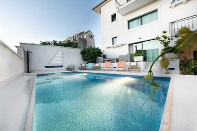 Villa in Povlja mit Schwimmbecken