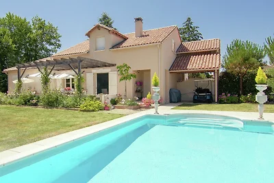 Villa di classe a Ecuras Rouzède con giardino