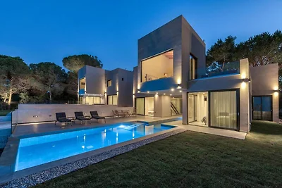 Villa fronte mare a Vasilikos con piscina