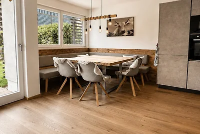 Moderne Wohnung mit Garten und Bergblick