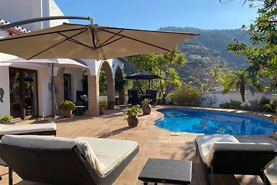 Ferienhaus mit Bergblick und privatem Pool