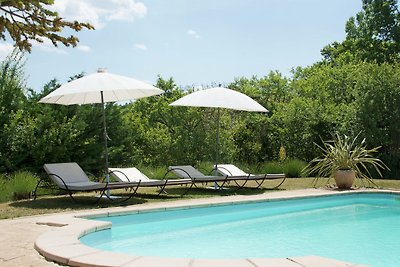 Rustikale Villa mit Swimmingpool in Cereste,...