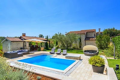 Luxuriöse Villa in Banki mit Swimmingpool