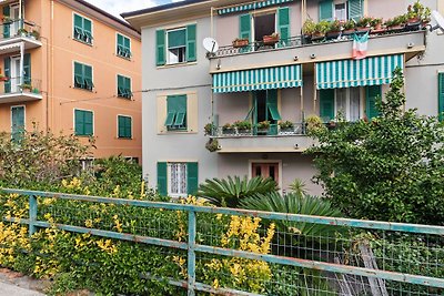 Spacious Apartment in Lavagna near Sea and Ci...
