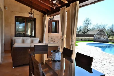 Villa in Buger mit Pool und Spielplatz