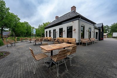 Bella tenda da safari in un parco vacanze vic...