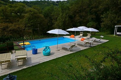 Geräumige Villa in Fabriano mit Swimmingpool