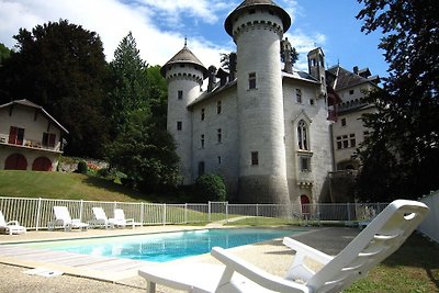 Kasteel in Serrières-en-Chautagne met terras