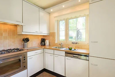 Strohgedeckte Villa mit Geschirrspüler in ein...