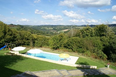 Spaziosa casa vacanze a Sussac con piscina