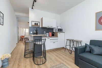 Modern appartement met zwembad en tuin