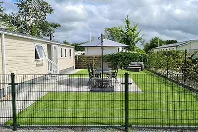 Entspannendes Ferienchalet am Wasser in Grou