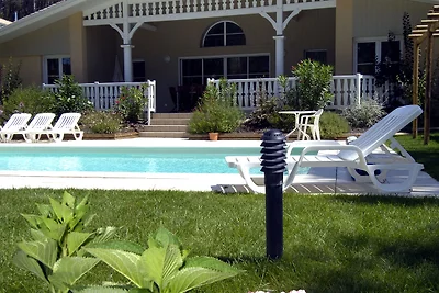 Villa mit Schwimmbad 2,2 km entfernt.