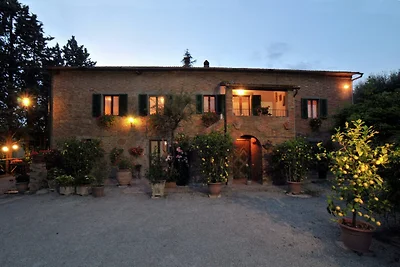 Villa rustica circondata da campi di girasoli