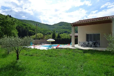Villa a Thueyts con piscina