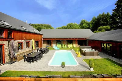 Villa mit beheiztem Außenpool und Sauna