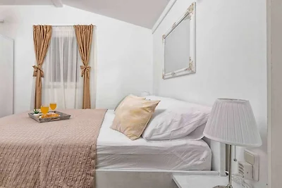 Hidden Gem Holiday Home with Pool in Kastel S...