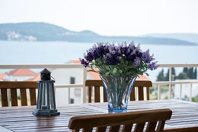 Apartment in Seget Donji mit Terrasse