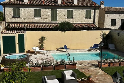 Wohnung in einem Dorf mit Swimmingpool