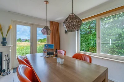 Charmante Villa mit Sauna am Wasser